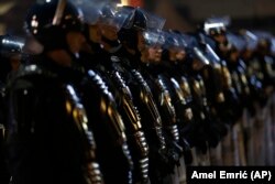 Kordon policije Republike Srpske u Banjaluci, 26. decembra 2018. (Foto: AP/Amel Emrić)