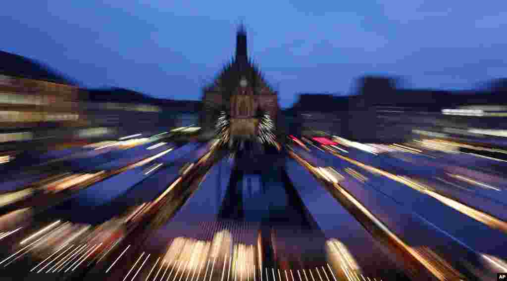 Bức ảnh chụp bằng kỹ thuật phơi sáng kéo dài cho thấy Nhà thờ Đức Mẹ trong lễ khai mạc truyền thống chợ Giáng sinh nổi tiếng thế giới tại Phố Cổ ở Nuremberg, miền nam nước Đức.