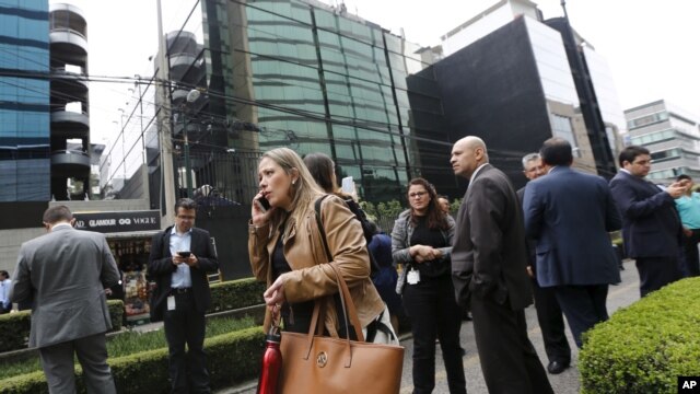 Autoridades estimaron un sismo de 5,8 por lo que varios edificios de la capital del país fueron evacuados.