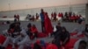 Les migrants rescapés en mer attendent d'être transférés au port d'Algésiras, Espagne, le 28 juillet 2018.