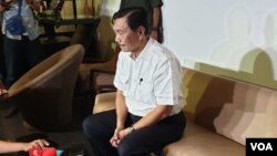 Menteri Koordinator bidang Kemaritiman Luhut Binsar Panjaitan saat berjumpa wartawan di Hotel Akmani, Jakarta, Senin (20/5). (VOA/Sasmito)