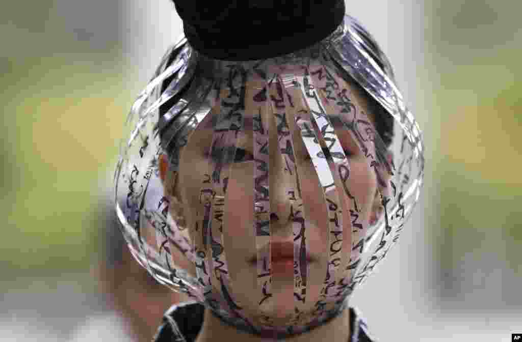 این زن جوان مدلی است که کلاهی با الفبای زبان کره ای بر سر کرده است. حدود چهل طراح در یک شوی مد در سئول شرکت کرده اند.&nbsp;