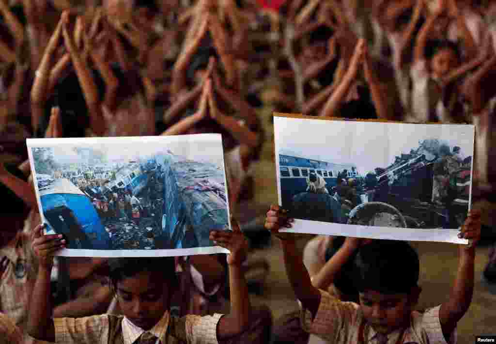 دعای کودکان در مدرسه ای در احمدآباد هند برای قربانیان تصادف قطار در این کشور.