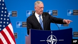 El secretario de Defefnsa de EE.UU., Jim Mattis, habla en una conferencia de prensa en la sede de la OTAN en Bruselas el viernes, 8 de junio de 2018.