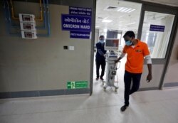 Staf medis memindahkan ventilator dari bangsal yang disiapkan untuk merawat pasien terinfeksi varian virus corona Omicron di Rumah Sakit Sipil di Ahmedabad, India, 6 Desember 2021. (REUTERS/Amit Dave)