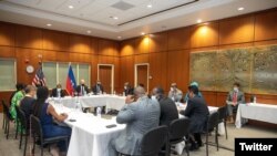 Nouvo Sekrete d'Eta Adjwen pou Zafe Emisfe Oksidantal la, Brian Nichols ak Juan Gonzalez, asistan spesyal Prezidan Biden epi Direkte pi wo plase Konsey Nasyonal Sekirite a pou Zafe ki gen rapo ak Emisfe Oksidantal la pandan yon rankont nan Potoprens, 30 S