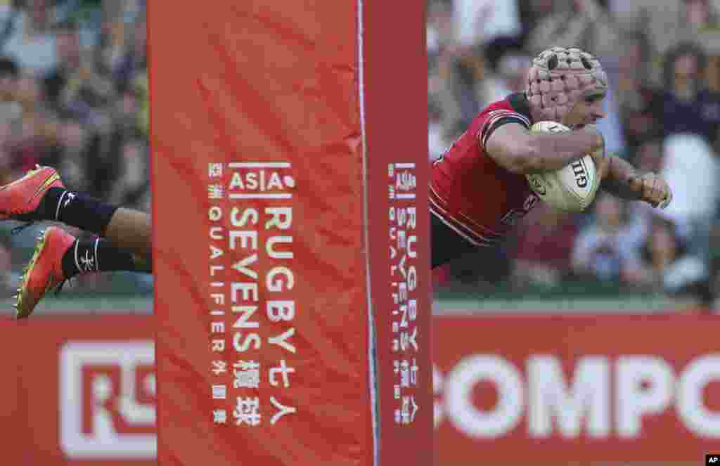 Christopher Russell Maize dari Hong Kong mencetak &quot;try&quot; dalam semifinal rugby melawan Korea Selatan di Hong Kong dalam kualifikasi Asia Rugby Sevens putra untuk lolos ke Olimpiade 2016 di Rio de Janeiro.