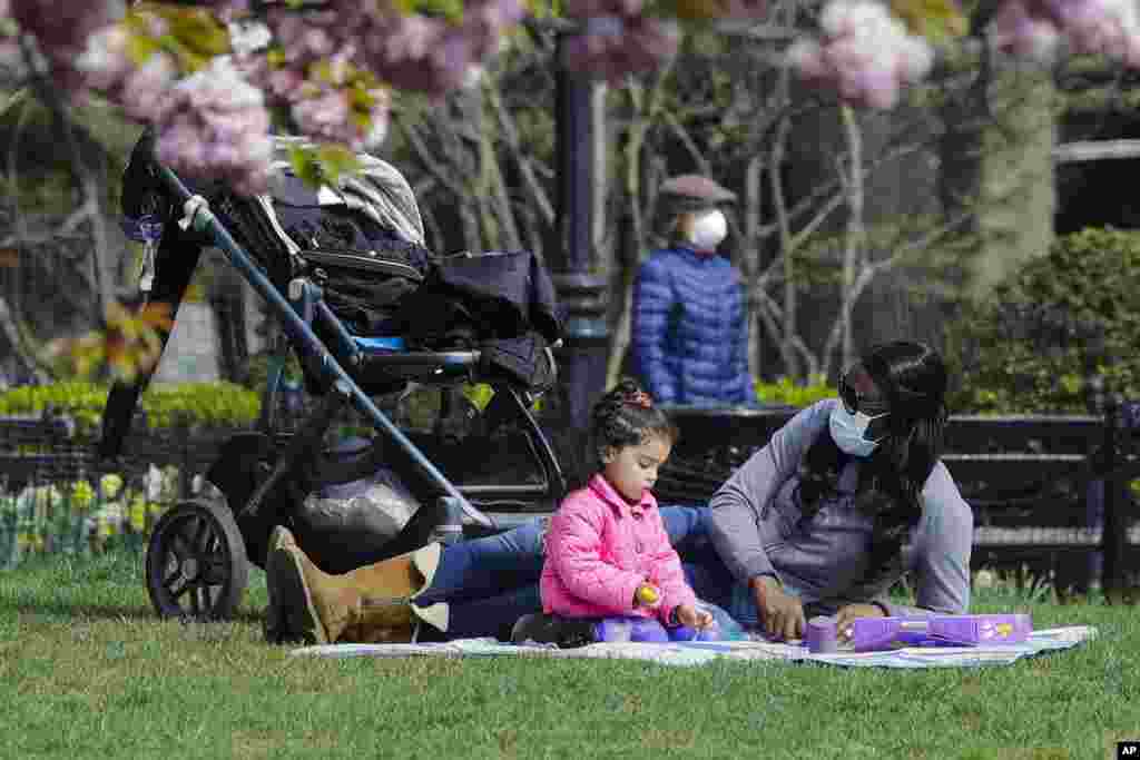 اهالی نیویورک از نشستن در پارک ها در یک روز بهاری لذت می&zwnj;برند و البته ماسک را هم فراموش نکرده اند.