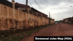 Travaux en arrêt depuis plus de trois ans sur une route située à côté d’un palais de justice à Yaoundé, au Cameroun, le 28 février 2018. (VOA/Emmanuel Jules Ntap)