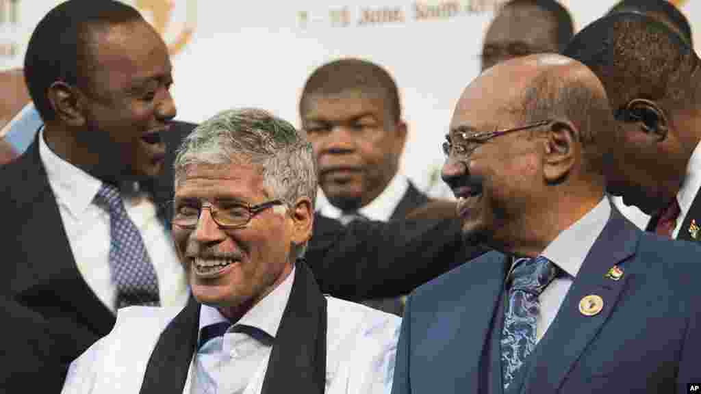 Le président soudanais Omar el-Bashir, à droite, pose avec d&#39;autres dirigeants africains au cours d&#39;une séance de photos lors du sommet de l&#39;Union africaine à Johannesburg, dimanche 14 Juin à 2015.