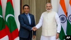 Indian Prime Minister Narendra Modi, right, shakes hands with Maldives' President Yameen Abdul Gayoom before a delegation level meeting in New Delhi, April 11, 2016. 