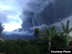 Gunung Sinabung kembali erupsi Selasa (7/5). Sejauh ini belum mengganggu operasi penerbangan di bandara, tetapi warga diminta waspada. (Courtesy: BNPB)