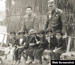 Đại úy VNCH Võ Công Hiệu và cố vấn Mỹ Colin Powell thăm các trẻ em người dân tộc ở thung lũng A Shau năm 1963. Photo History.net.