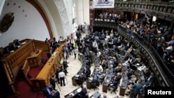 ARCHIVO - Vista general de la Asamblea Nacional de Venezuela, donde el líder opositor Juan Guaidó asiste a una sesión en Caracas, Venezuela, en octubre de 2019.