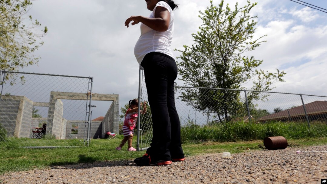 ARHIVA: Ilegalna imigrantkinja sa djetetom u Teksasu (Foto: AP/Eric Gay)
