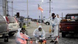 Trabajadores de la comunidad local preparan un dron con desinfectante para rociar las calle durante el brote de COVID-19) en Talcahuano, Chile. Marzo 21 de 2020.