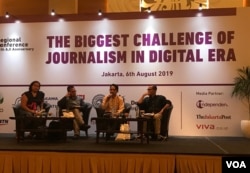 Direktur LBH Pers Ade Wahyudin (kedua kanan), Ketua Umum AJI, Abdul Manan (kedua kiri), dan dua pembicara dalam konferensi nasional tantangan jurnalisme di era digital di Jakarta, Selasa (6/8/19) sore.