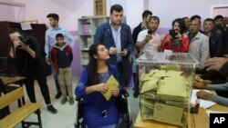 5 Haziran 2015'teki bombalı saldırıda bacaklarını kaybeden Lisa Çalan aynı yıl 1 Kasım seçimlerinde oy vermeye tekerlekli sandalyeyle götürülmüştü.