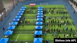 중국 톈진 주민들이 지난 9일 시내 축구장에서 단체 코로나 검사를 받고 있다. 