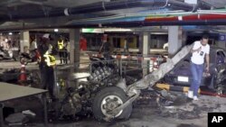 Thai officers examine the wreckage of a pickup truck after an explosion at Samui Island in Surat Thani province, Thailand, April 10, 2015. 