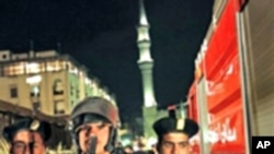 Polisi wa Misri wa kupambana na ghasia wakikabiliana na waandamanaji.