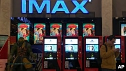 2018年12月4日，北京一家電影院的售票機旁邊有電影《瘋狂亞洲富豪》(Crazy Rich Asians，又譯《摘金奇緣》、《我的超豪男友》)。 中國觀眾對這部全亞裔演員的美國熱門電影並不很熱衷。