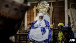 Mohammed Abubakar Bambado, le Sarkin Fulani de Lagos, est assis sur son trône alors qu'il présidait une assemblée avec des Fulani à la recherche de ses conseils dans son palais situé dans le district de Surulere à Lagos, au Nigéria, le 28 avril 2019.