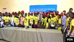 David Ensor meets with University of Mali students and participants in a town hall meeting.