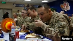 Abasilikari b'Amerika basangira ku musi mukuru w'umuganura Thanksgiving mu kigo cy'ingabo za OTAN i Kabul muri Afghanistan, taliki 27 y'ukwa 11, 2014.