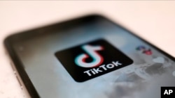 一部智能手机上显示的TikTok标识。