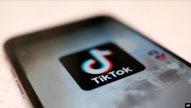 一部智能手机上显示的TikTok标识。