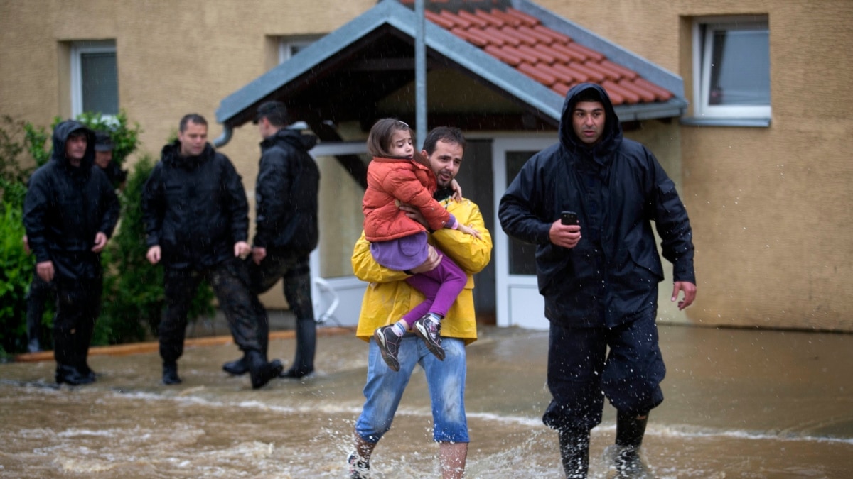 Обстановка народа. Люди в чрезвычайных ситуациях. Экстремальная ситуация. Наводнение в Сербии.