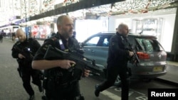 La policía armada recorre la estación de metro Oxford Street en reacción al incidente de posibles disparos. Londres, Gran Bretaña, 24 de noviembre de 2017.