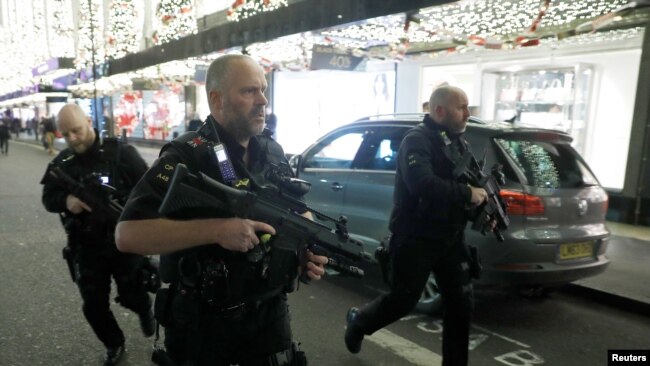 La policía armada recorre la estación de metro Oxford Street en reacción al incidente de posibles disparos. Londres, Gran Bretaña, noviembre.