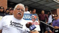 La organización Puente Arizona organizó la protesta contra la deportación de una mexicana, que terminó con seite arrestos.