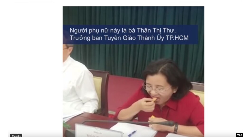 Bà Thân Thị Thư ăn mít. (Hình: Từ video trên YouTube của Việt Tự Do)