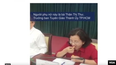 Bà Thân Thị Thư ăn mít. (Hình: Từ video trên YouTube của Việt Tự Do)