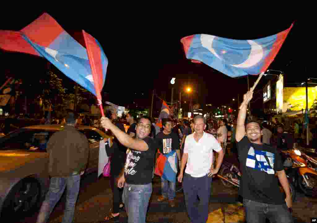 Supporters of opposition leader Anwar Ibrahim wave flags after polls closed in Kuala Lumpur, Malaysia, May 5, 2013.