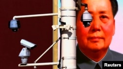天安門城樓上的毛澤東畫像與監控攝像頭