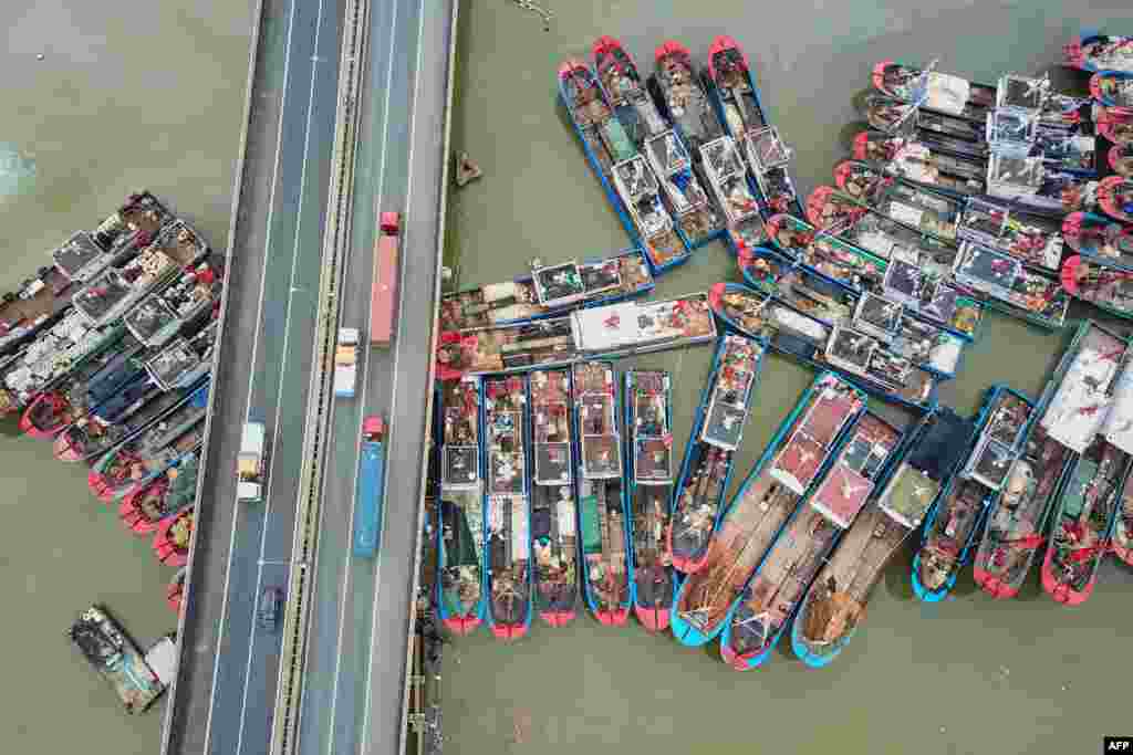 중국 장쑤성&nbsp;렌윈강 항에서 중단됐던 어업활동을 재개하기 위해 어선들이 정박해 있다.