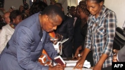 Shugaban Kwango Denis Sassou Nguessou yana kada tashi kuri'ar Brazzaville, Oktoba. 25, 2015.