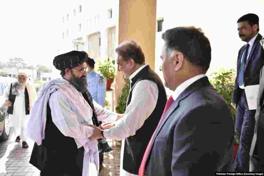 طالبان کا 12 رکنی وفد پاکستان کے دفترِ خارجہ پہنچا۔ جہاں شاہ محمود قریشی نے اُن کا استقبال کیا اور وفد کو وزارت خارجہ آمد پر خوش آمدید کہا۔