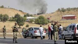 Tentara Turki mengamankan lokasi setelah terjadi serangan roket atas konvoi militer yang dilakukan pemberontak Kurdi (18/9). 