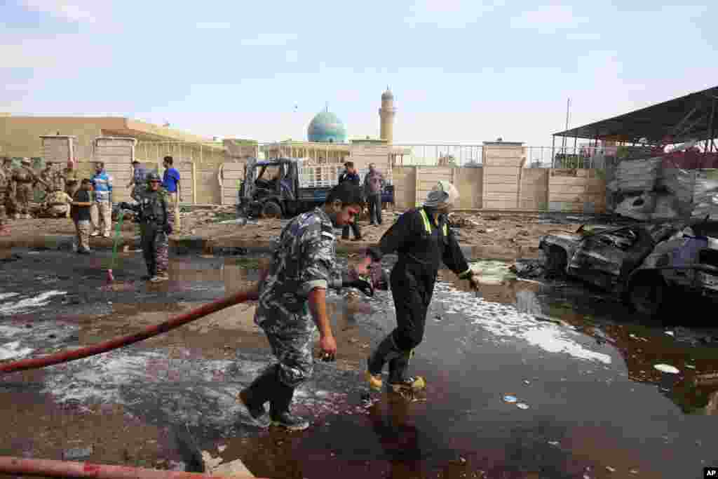 Thường dân và lực lượng an ninh tại nơi có xe bom khác nổ ở Baghdad.