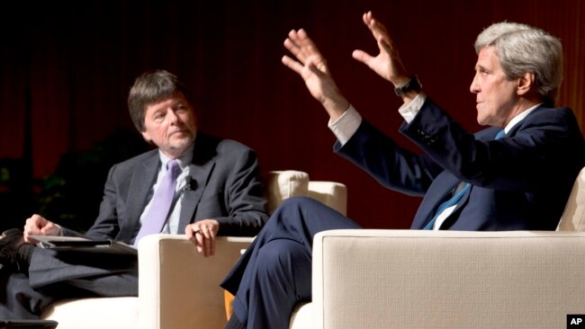 Đạo diễn Ken Burns (trái) và ông John Kerry, cựu Ngoại trưởng Mỹ, trong một sự kiện về chiến tranh Việt Nam năm 2016.