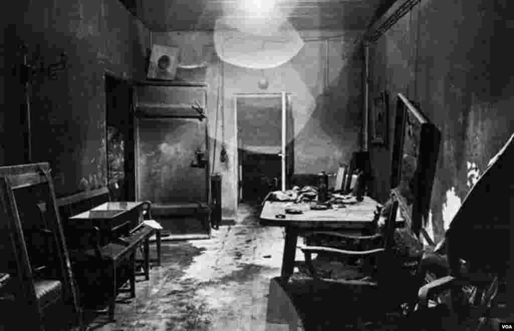 1945-ci ildə müttəfiq əsgərləri tərəfindən Adolf Hitlerin bunkerindən (Führerbunker) çəkilmiş ilk fotoşəkillərdən biri.