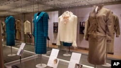 بخشی از لباسها و پالتوهای منتخب پرنسس دایانا در نمایشگاه «دایانا: داستان مد او» در کاخ کنزینگتون لندن