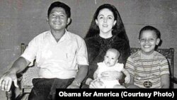 Obama bersama adiknya Maya Soetoro, ibunya Ann Dunham dan ayah tirinya Lolo Soetoro, di Jakarta.