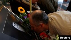 Vernici odaju poštu preminulom mitropolitu crnogorsko-primorskom Amfilohiju 