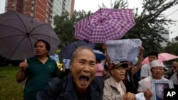 在北京一家法院外的上訪民衆。（2013年9月17日）